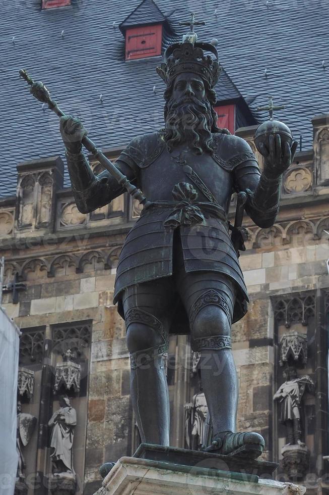 Karlsbrunnen fuente de Carlomagno en Aquisgrán foto