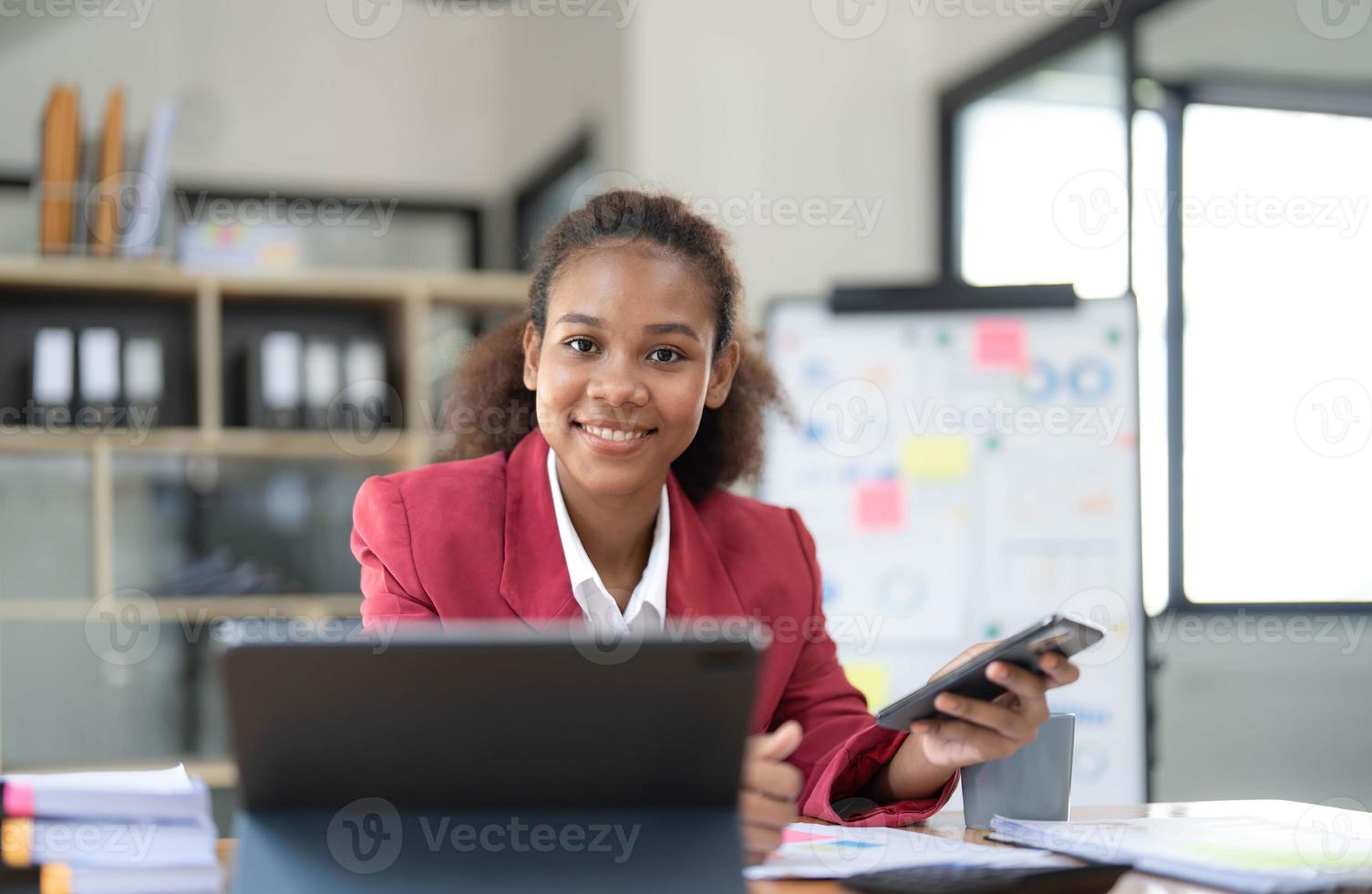 foto de una alegre empresaria positiva sonriendo con dientes al ver el mensaje de su jefe elogiándola por el proyecto terminado y el inicio realizado