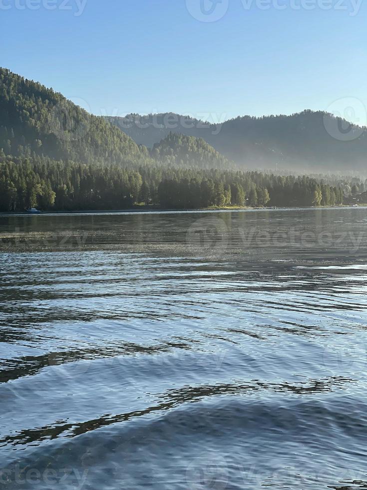 lago teletskoye al atardecer. altai, rusia. foto