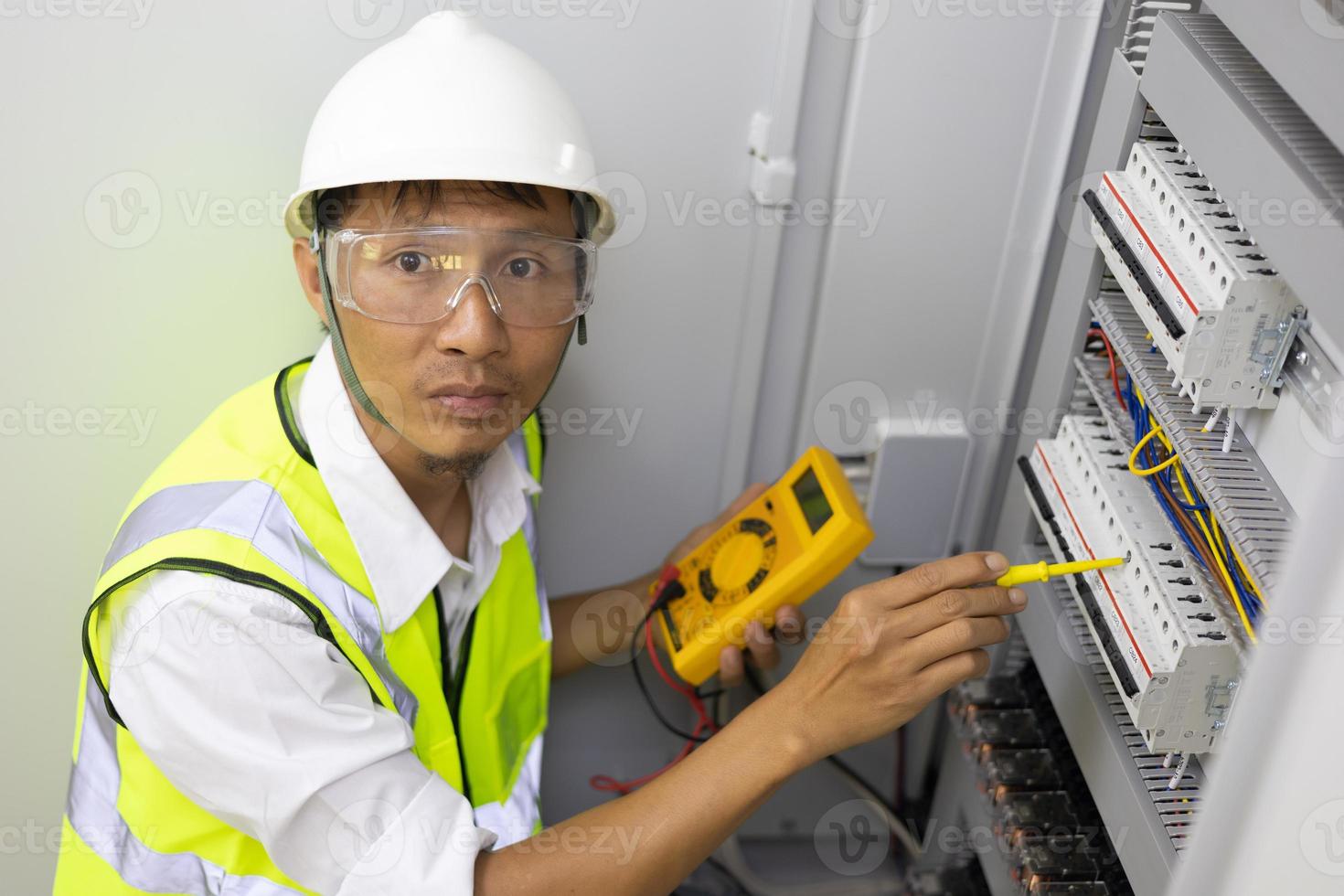 ingeniero masculino revisando el sistema eléctrico con equipo electrónico foto