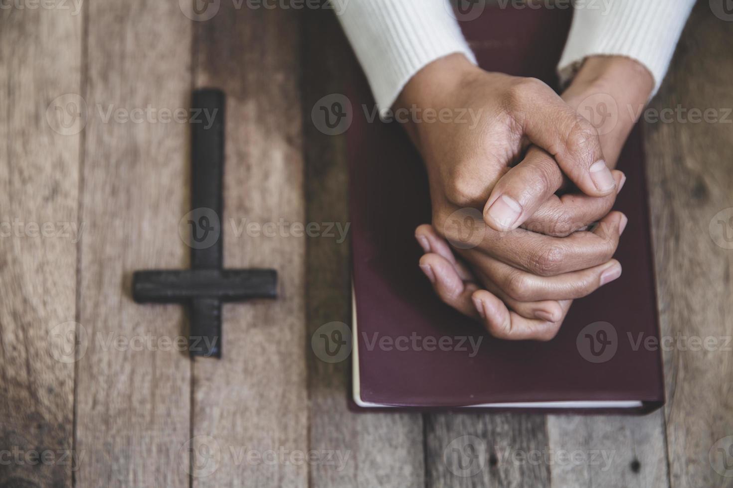 manos dobladas en concepto de oración por la fe, joven religiosa rezando a dios por la mañana, espiritualidad y religión, conceptos religiosos. foto