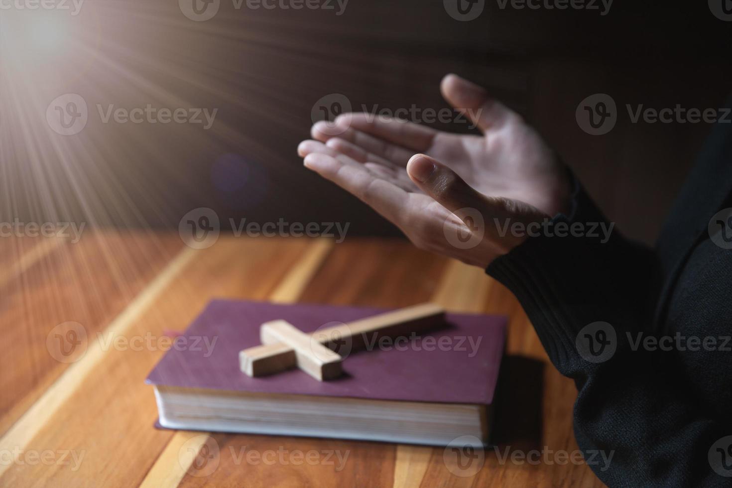 las mujeres rezan a dios con la biblia y la cruz con la mañana. mujer reza por la bendición de dios para desear tener una vida mejor. oración de crisis de vida cristiana a dios. foto