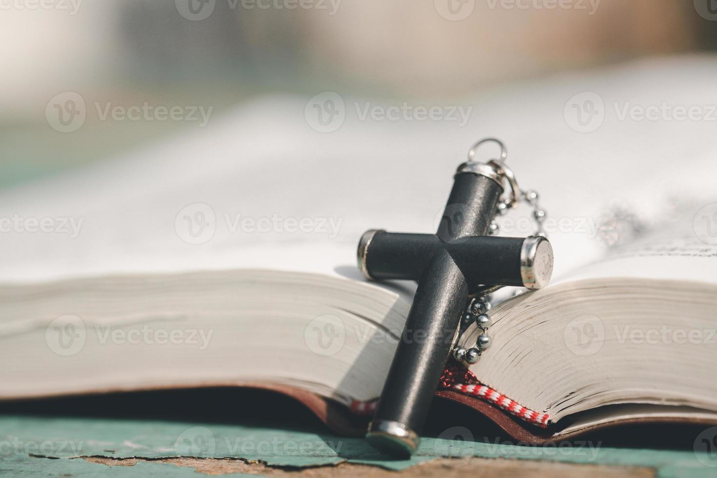 primer plano de la cruz cristiana de madera en la biblia, dios, cruz de madera de jesús. foto