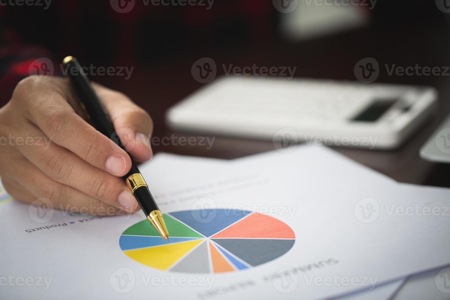 mujer de negocios que trabaja en la oficina con una computadora portátil, analice los conceptos de estrategia usando una computadora portátil moderna con gráfico. puesta en marcha de negocios. analizar conceptos de estrategia foto