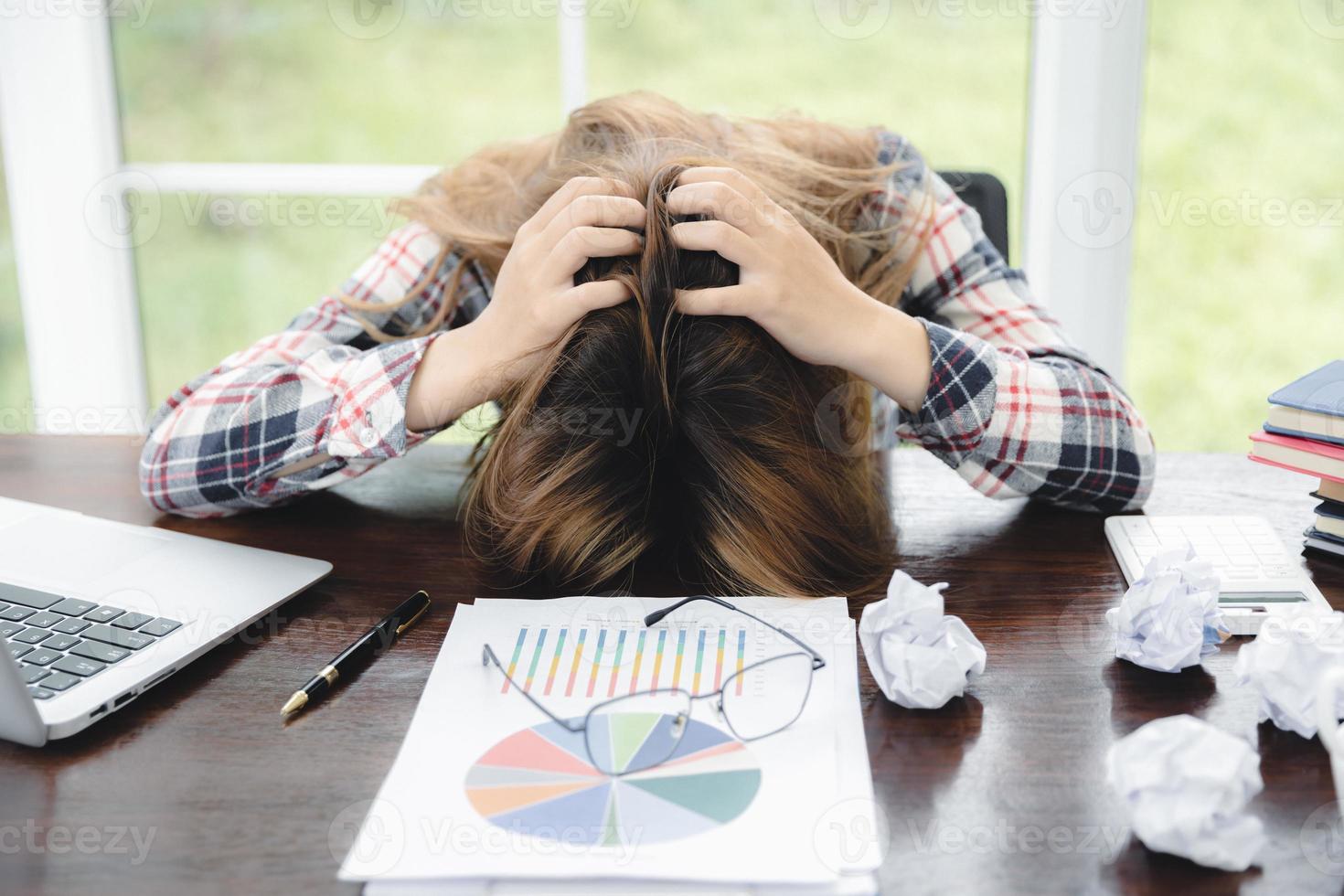 concepto de síndrome de agotamiento. la mujer se siente incómoda trabajando. que es causado por el estrés, acumulado por el trabajo fallido, la falta de trabajo, consulte a un psiquiatra especialista. foto