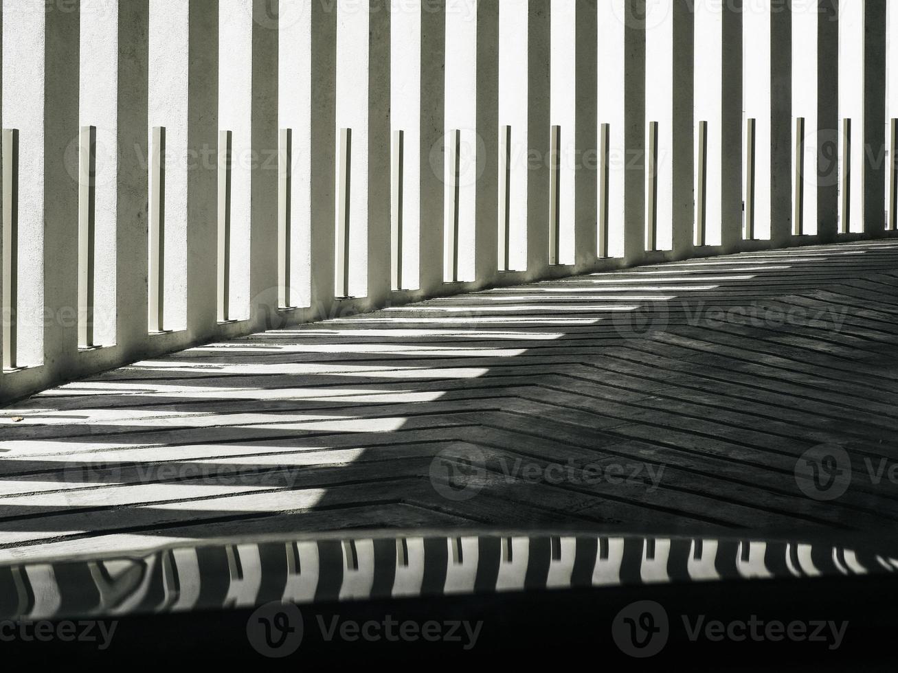 una imagen abstracta de luces y sombras en la rampa de hormigón del aparcamiento foto