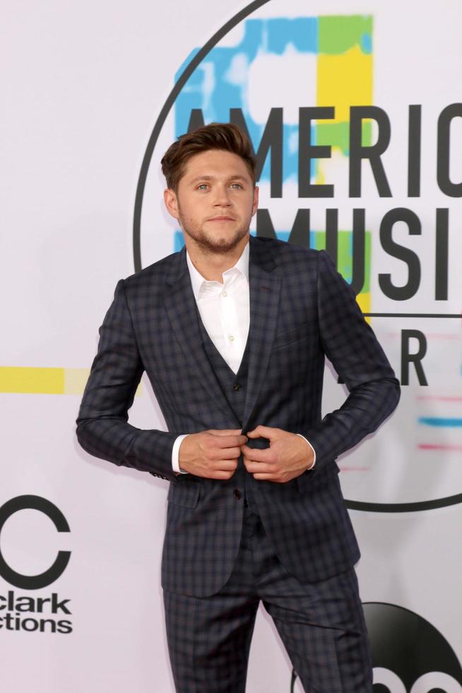 los angeles - 19 de noviembre niall horan en los american music awards 2017 en microsoft theater el 19 de noviembre de 2017 en los angeles, ca foto