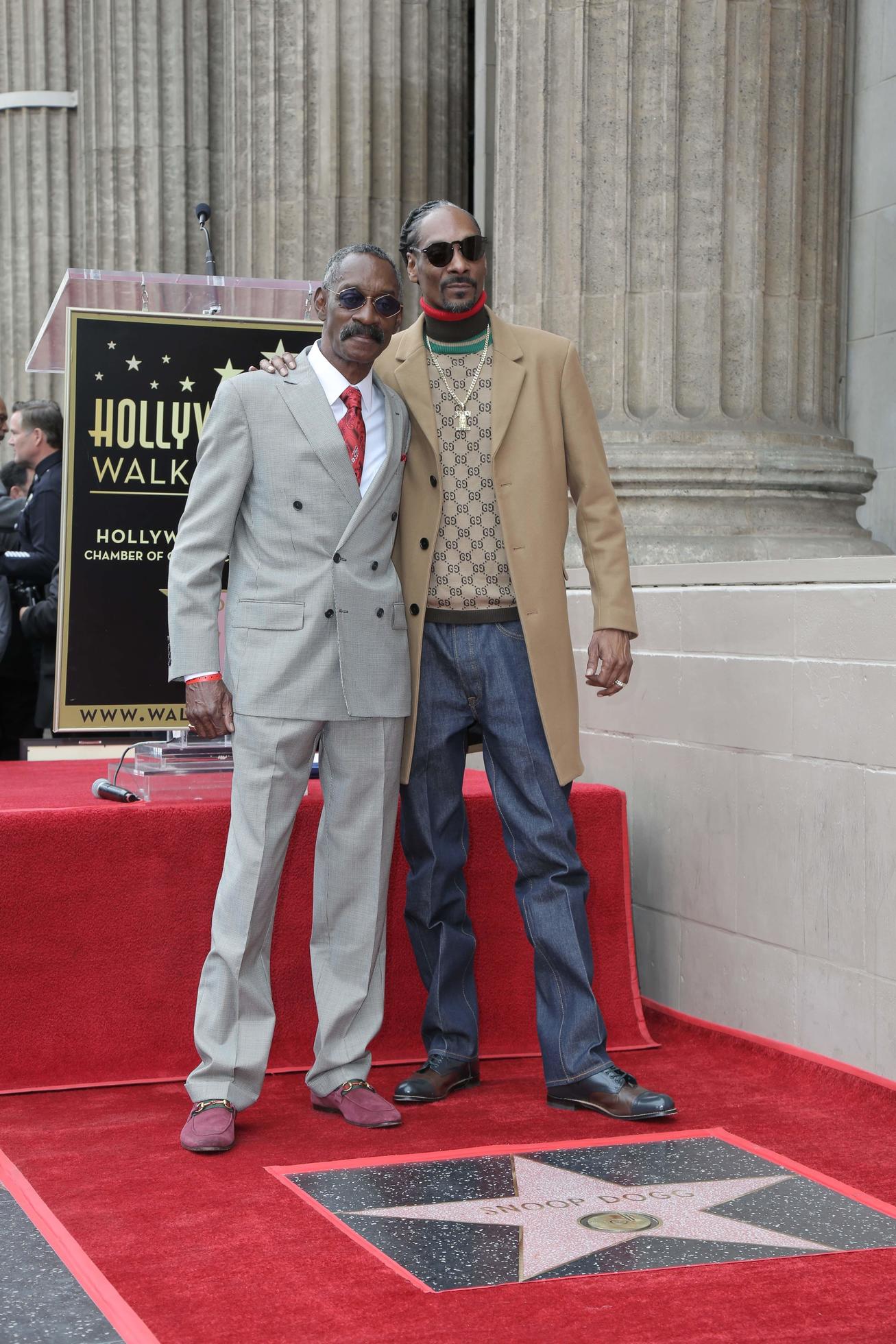 LOS ANGELES NOV 19 Vernell Varnado, Snoop Dogg at the Snoop Dogg Star
