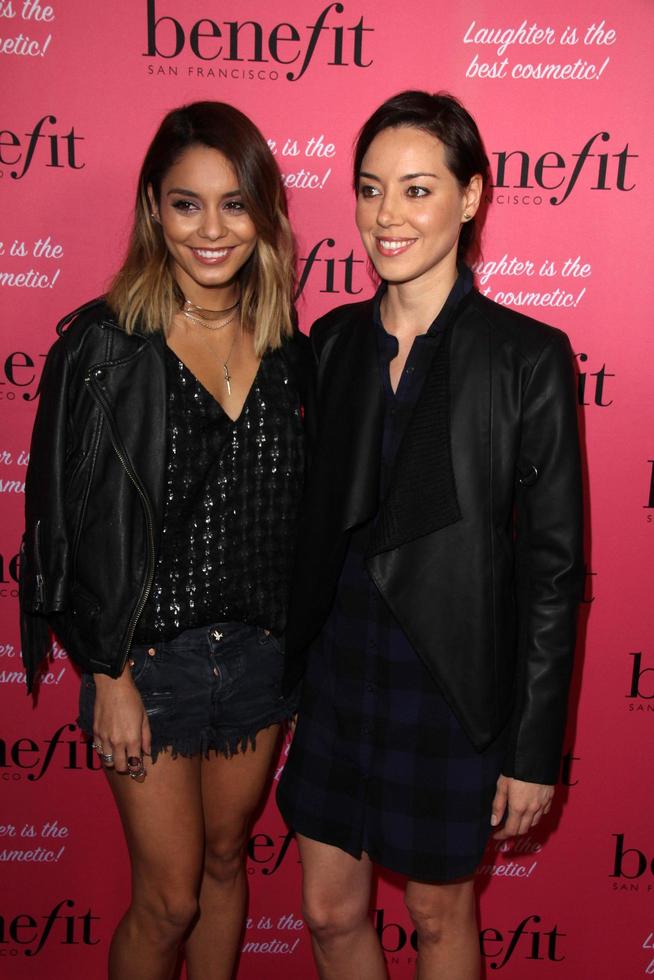 Los Ángeles, 26 de septiembre: Vanessa Hudgens, Aubrey Plaza en Benefit Cosmetics inicia el fin de semana de Wing Women en el espacio 15 veinte el 26 de septiembre de 2014 en Los Ángeles, California. foto