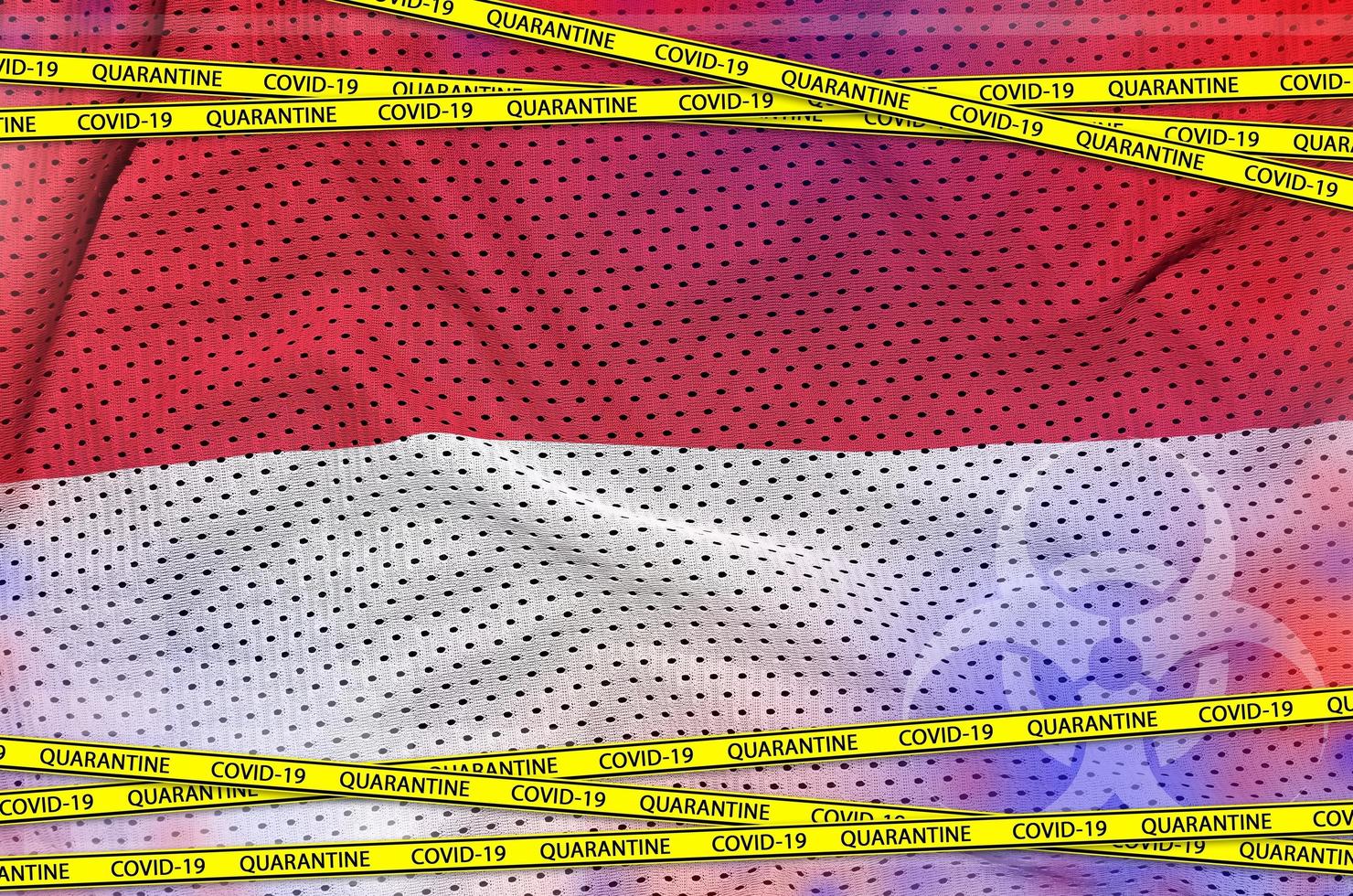 bandera de mónaco y cinta amarilla de cuarentena covid-19. coronavirus o concepto de virus 2019-ncov foto