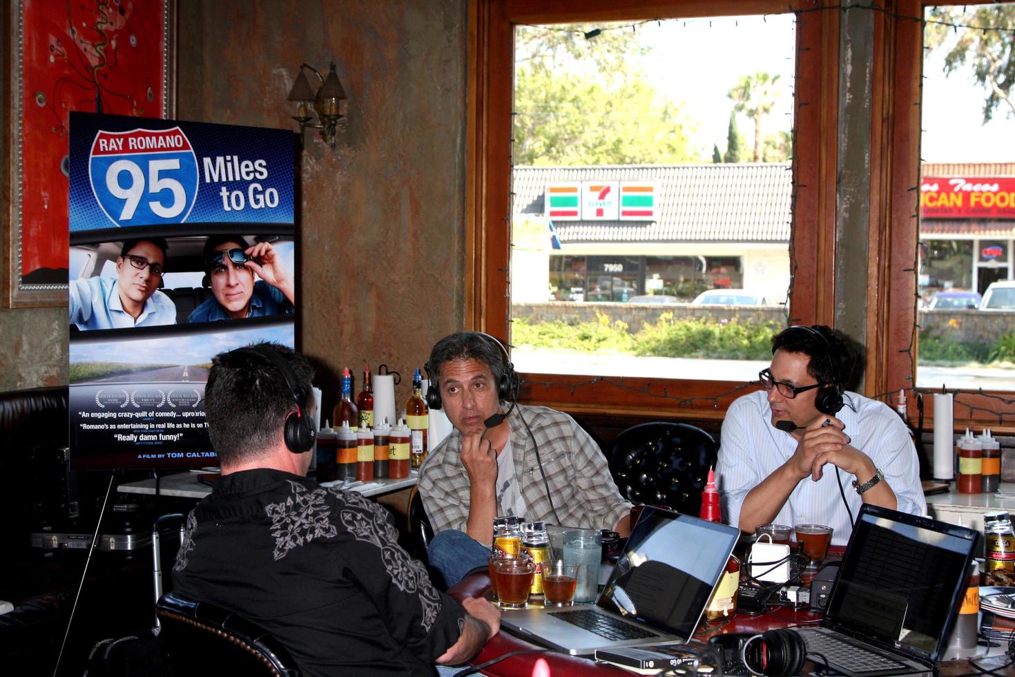 los angeles - 31 de mayo - dan dunn, ray romano, tom caltabiano celebrando el lanzamiento en dvd de 95 miles to go en el restaurante baby blues bbq el 31 de mayo de 2012 en hollywood, ca foto