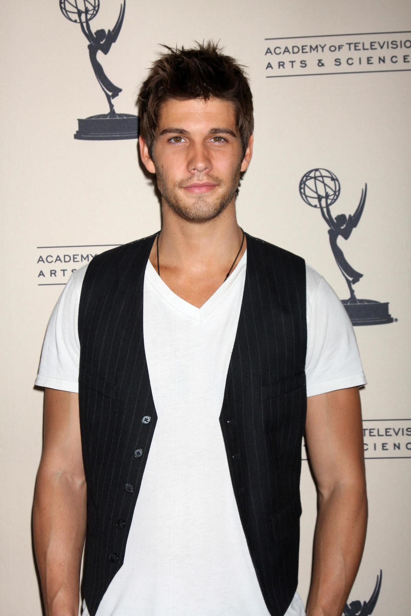 LOS ANGELES - JUN 16 - Casey Jon Deidrick arriving at the Academy of