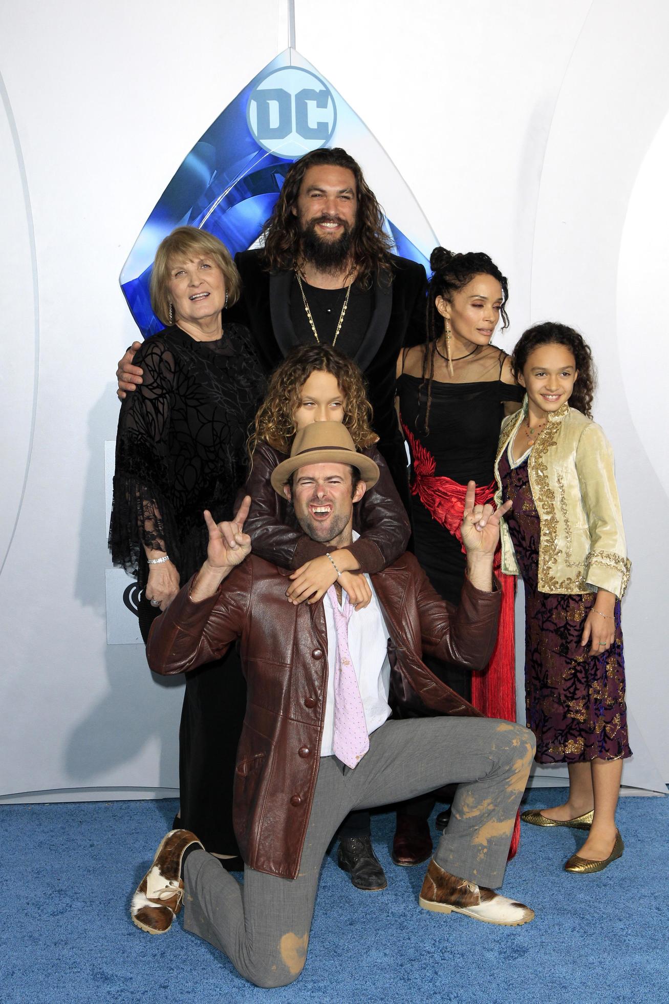 LOS ANGELES, DEC 12 Coni Momoa, Jason Momoa, Lisa NakoaWolf