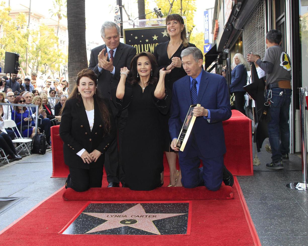 los angeles - 3 de abril les moonves, patty jenkins, oficial, lynda carter, leron gubler en la ceremonia de la estrella de lynda carter en el paseo de la fama de hollywood el 3 de abril de 2018 en los angeles, ca foto