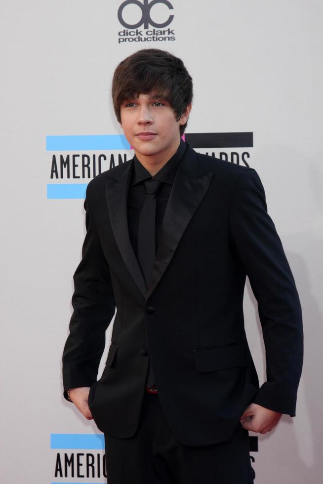 los angeles - 24 de noviembre - austin mahone en los 2013 american music awards llegadas al nokia theater el 24 de noviembre de 2013 en los angeles, ca foto