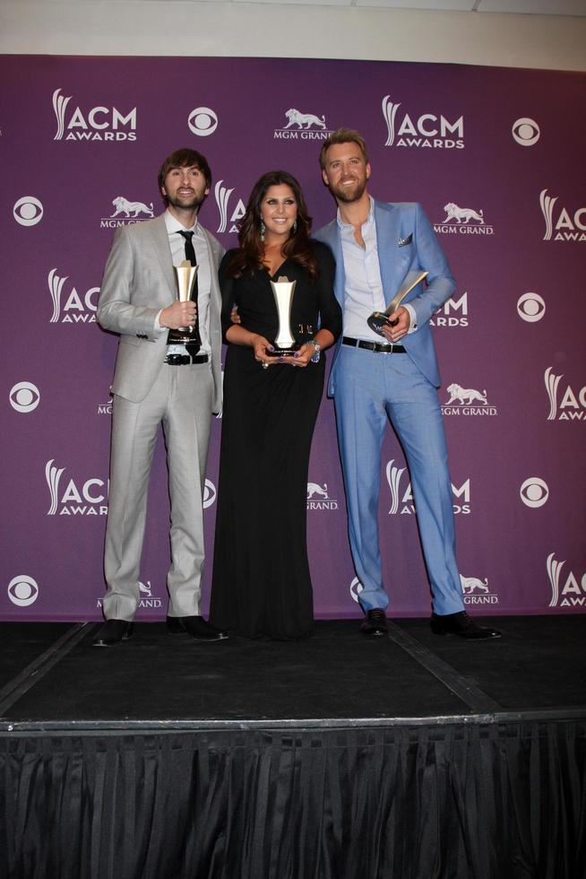 las vegas - 1 de abril - lady antebellum en la sala de prensa de los premios de la academia de música country 2012 en mgm grand garden arena el 1 de abril de 2010 en las vegas, nv foto