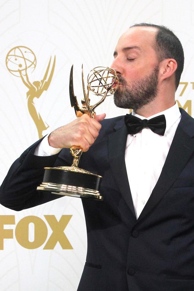 los angeles - 20 de septiembre - tony hale en la sala de prensa de los premios emmy en horario estelar en el microsoft theater el 20 de septiembre de 2015 en los angeles, ca foto