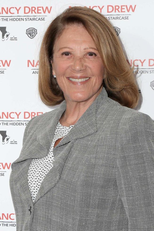 los angeles - mar 10 linda lavin en el estreno mundial de nancy draw y la escalera oculta en amc century city 15 el 10 de marzo de 2019 en century city, ca foto