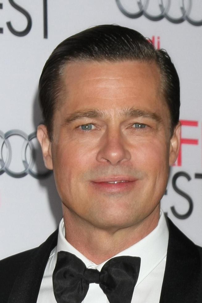 los angeles - 5 de noviembre - brad pitt en el afi fest 2015 presentado por audi estreno de gala de la noche de apertura junto al mar en el teatro chino tcl el 5 de noviembre de 2015 en los angeles, ca foto