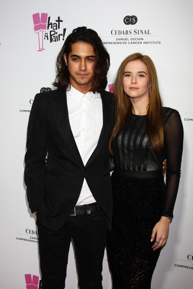 los angeles - 13 de abril - avan jogia, zoey deutch llega al concierto benéfico what a pair en el amplio escenario el 13 de abril de 2013 en santa monica, ca foto