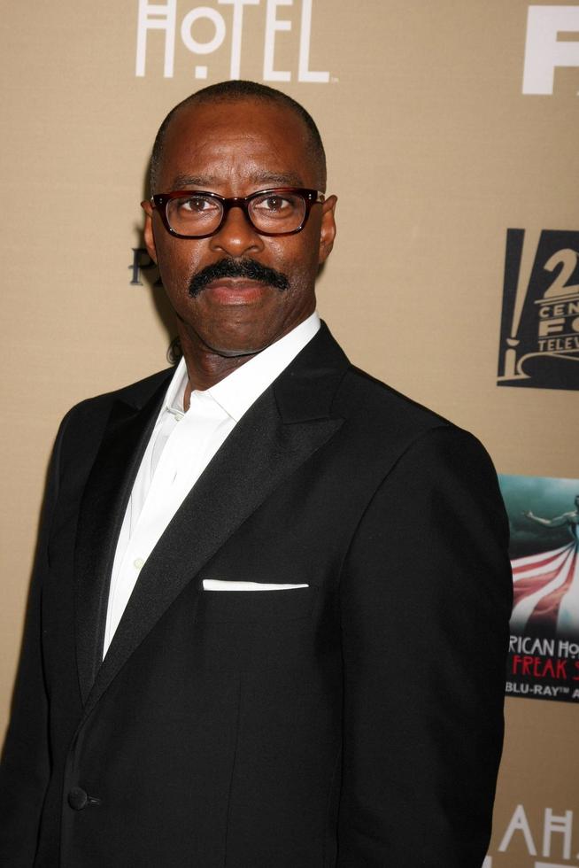 los angeles - 3 de octubre - courtney b vance en la historia de terror americana - proyección de estreno del hotel en los teatros regal 14 el 3 de octubre de 2015 en los angeles, ca foto