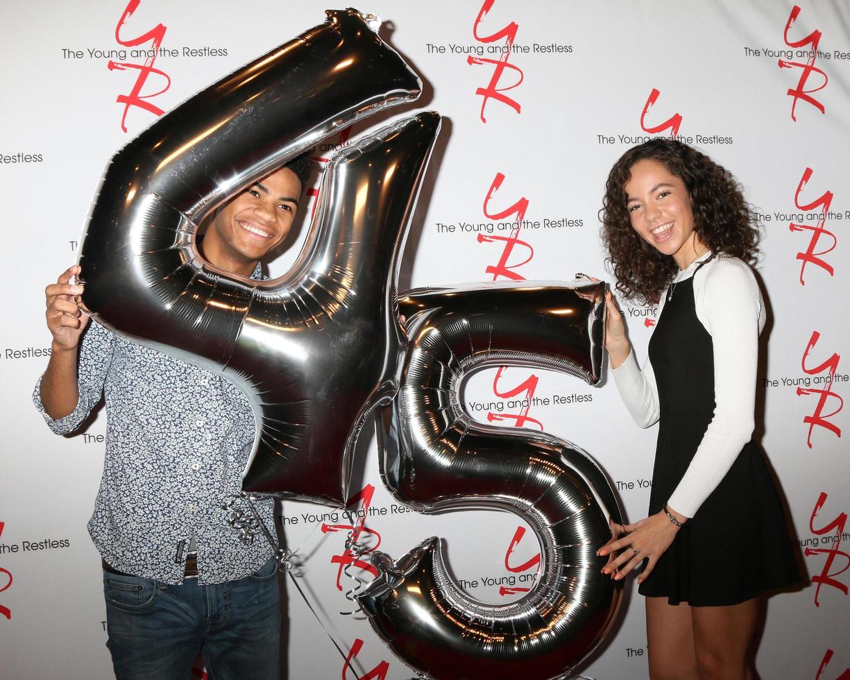 los angeles - 26 de marzo - noah alexander gerry, lexie stevenson en the young and the restless celebran el 45 aniversario en cbs television city el 26 de marzo de 2018 en los angeles, ca foto