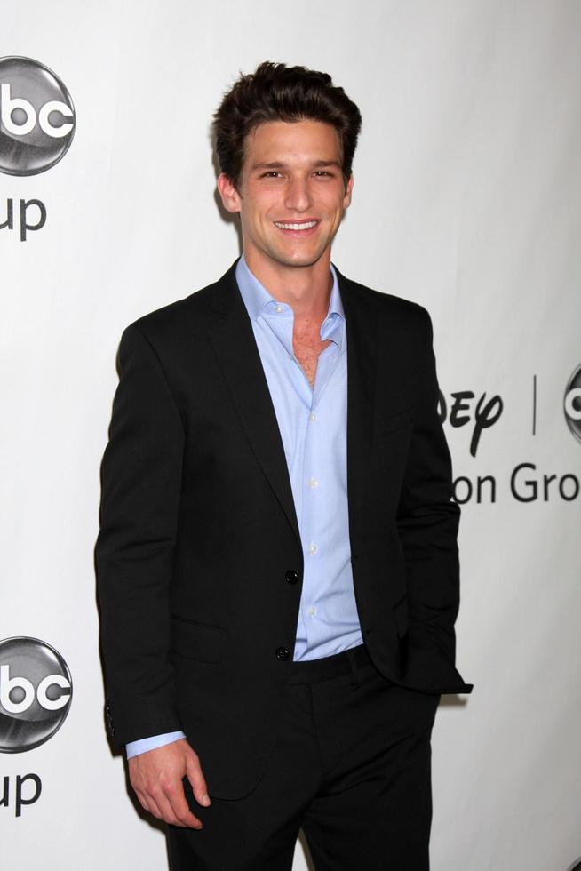 los angeles - 27 de julio - daren kagasoff llega a la fiesta abc tca verano 2012 en beverly hilton hotel el 27 de julio de 2012 en beverly hills, ca foto