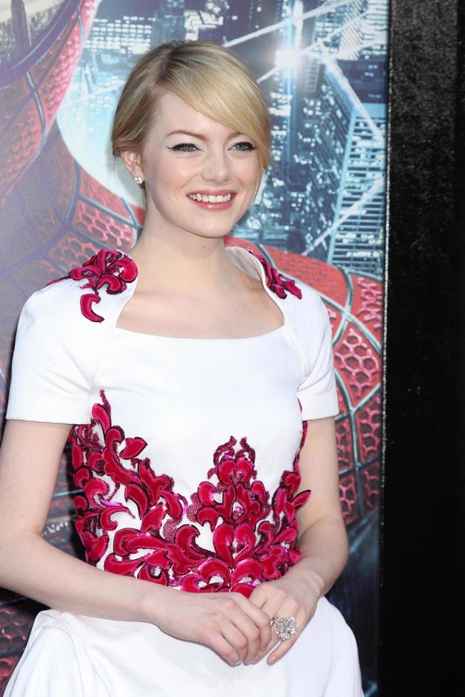 Los Ángeles - 28 de junio - Emma Stone llega al estreno de The Amazing Spider-Man en Village Theatre el 28 de junio de 2012 en Westwood, CA. foto