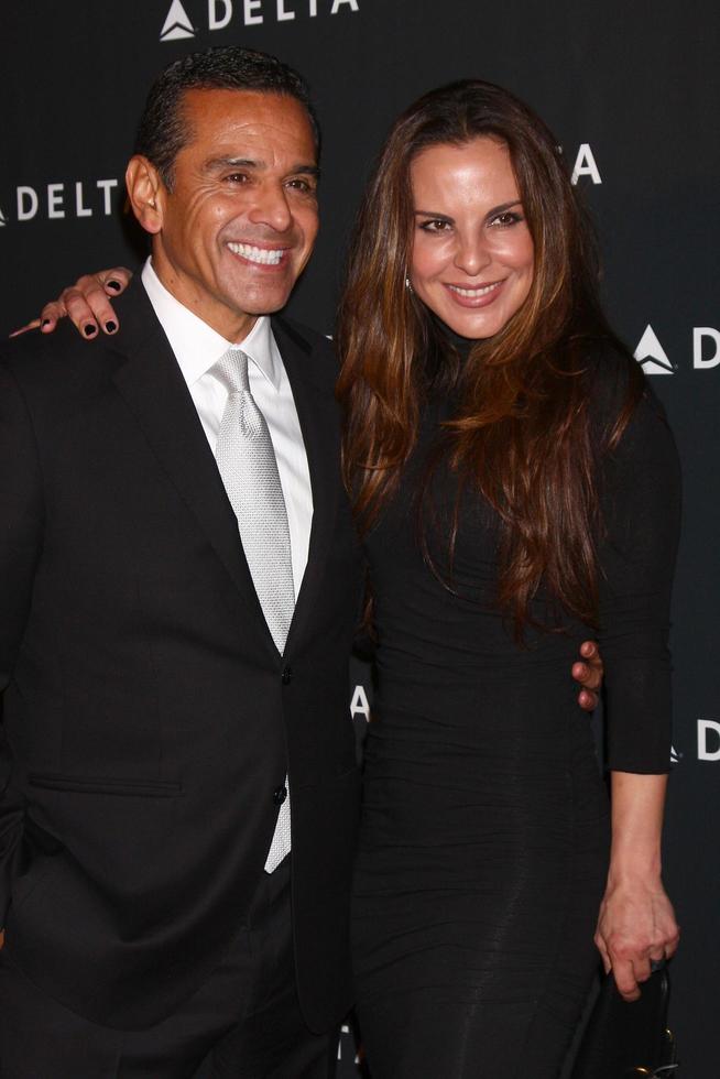 los angeles - 7 de febrero - antonio villaraigosa, kate del castillo llega a la celebración de la recepción de la industria musical en la casa getty el 7 de febrero de 2013 en los angeles, ca foto