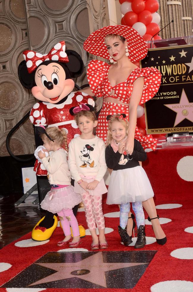 los angeles - 22 de enero minnie mouse, katy perry, sobrinas en la ceremonia de la estrella de minnie mouse en el paseo de la fama de hollywood el 22 de enero de 2018 en hollywood, ca foto