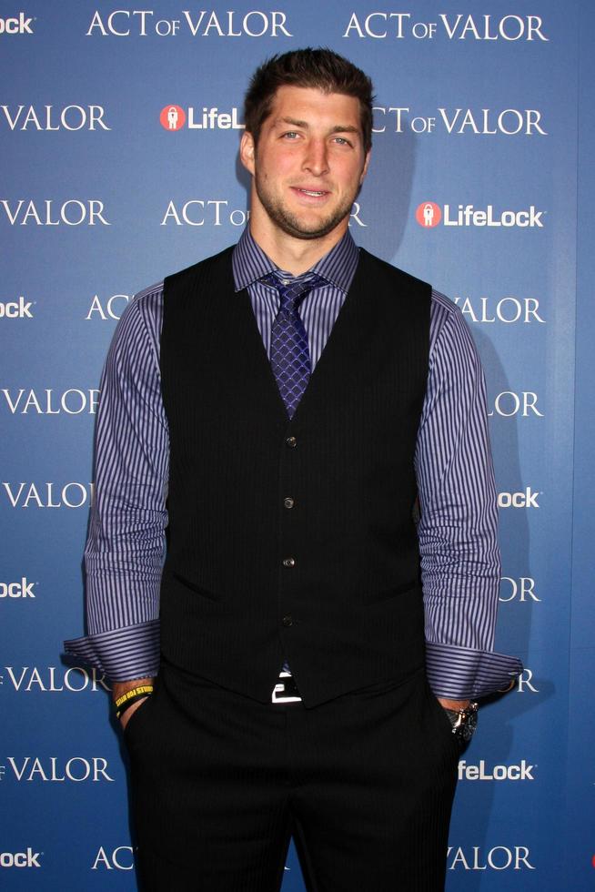 los angeles - 13 de febrero - tim tebow llega al acto de valor la premiere en los teatros arclight el 13 de febrero de 2012 en los angeles, ca foto