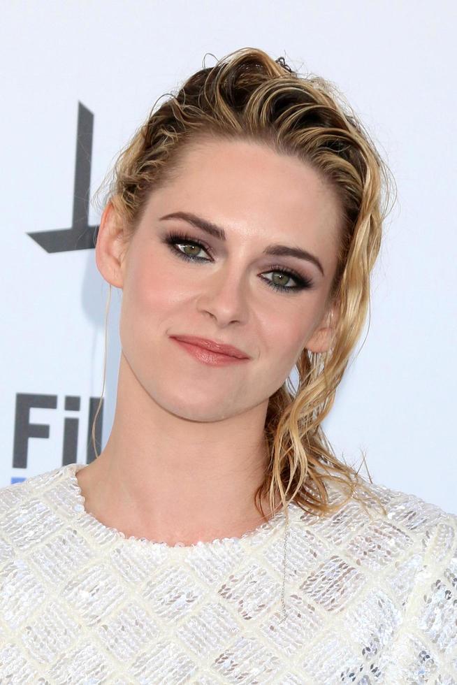 LOS ANGELES - DEC 6   Kristen Stewart at the 2022 Film Independent Spirit Awards Arrivals at the Santa Monica Beach on December 6, 2022 in Santa Monica, CA photo