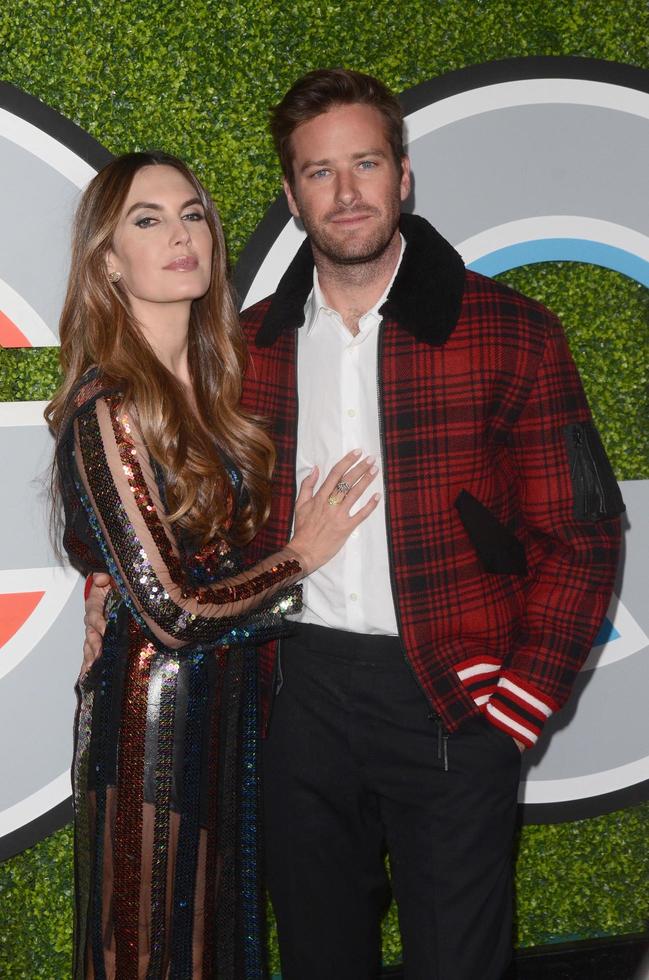 los angeles - 7 de diciembre elizabeth chambers, armie hammer en los hombres gq del año 2017 en el chateau marmont el 7 de diciembre de 2017 en west hollywood, ca foto