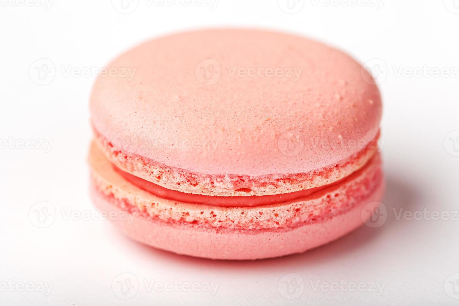 galletas de macarrones rosas sobre un fondo blanco, aisladas. foto