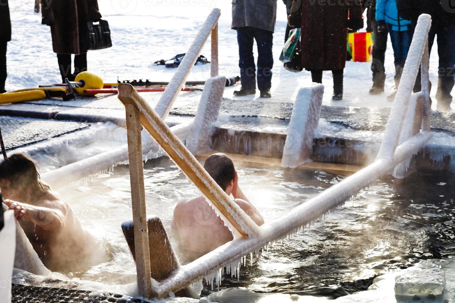 natación en hielo en el día de la epifanía foto