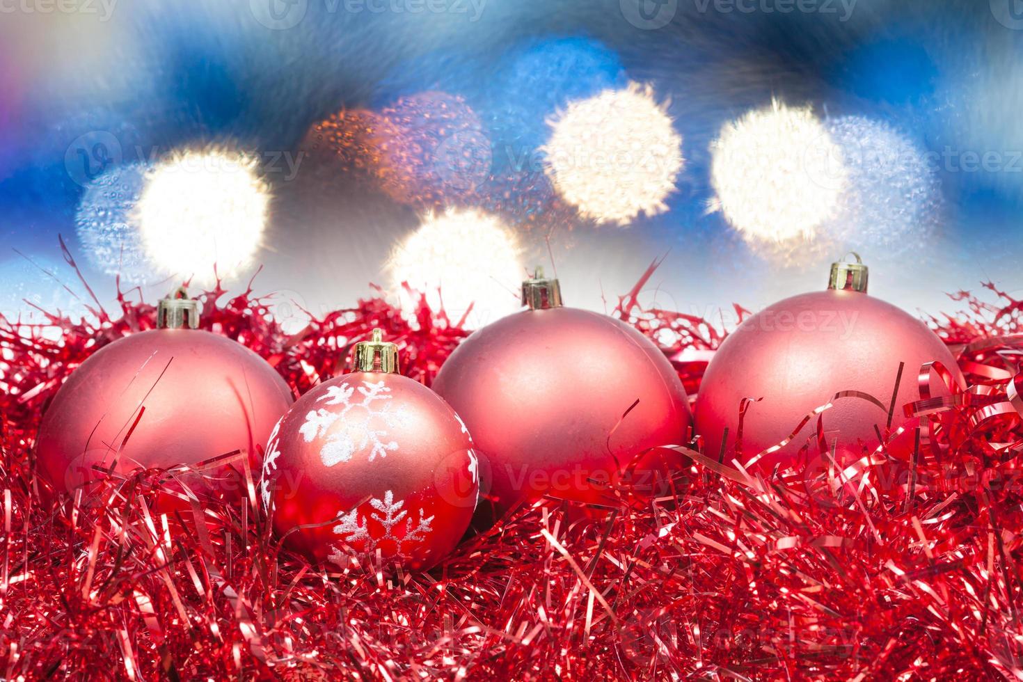 bolas rojas de navidad sobre fondo azul suave foto