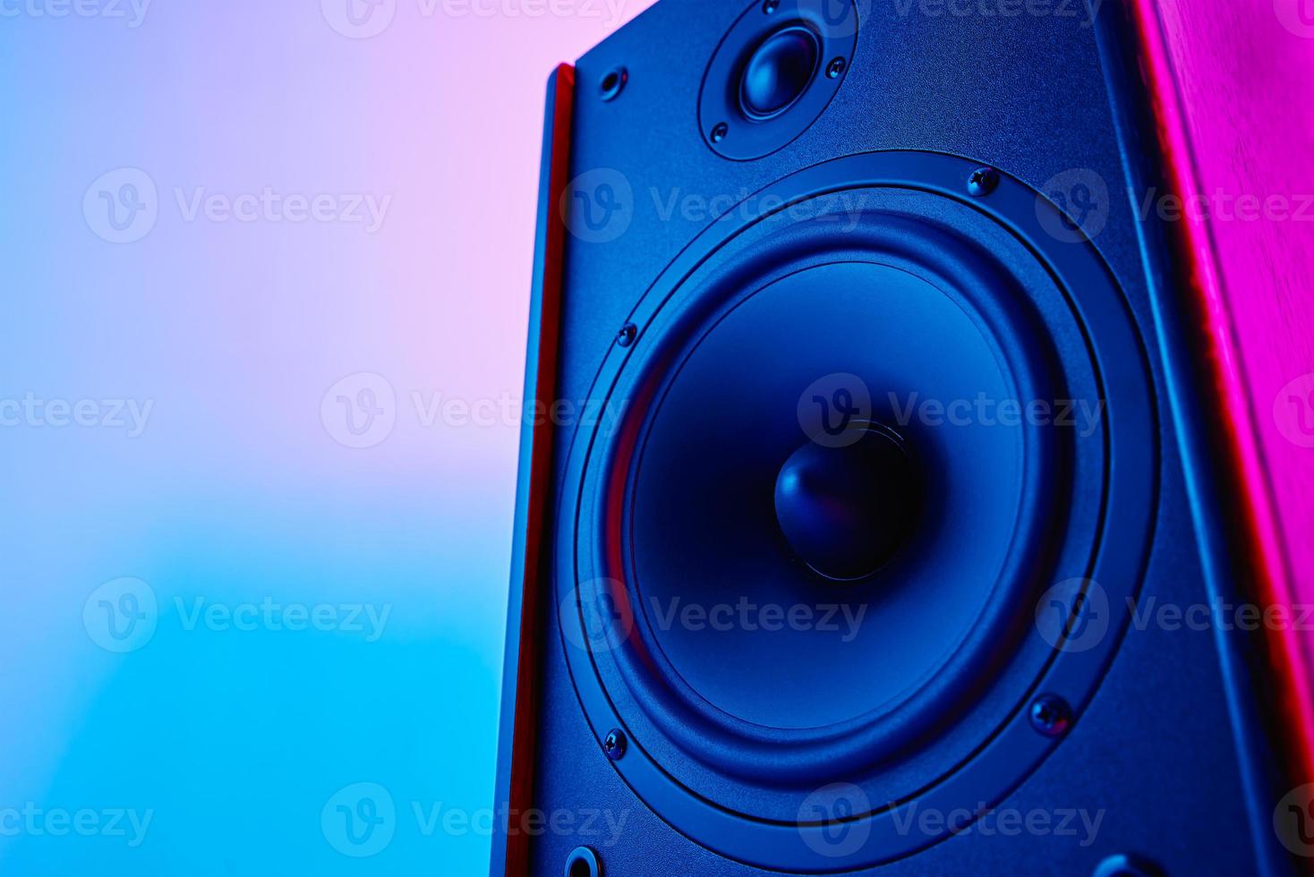 altavoz de sonido estéreo sobre fondo de color neón foto