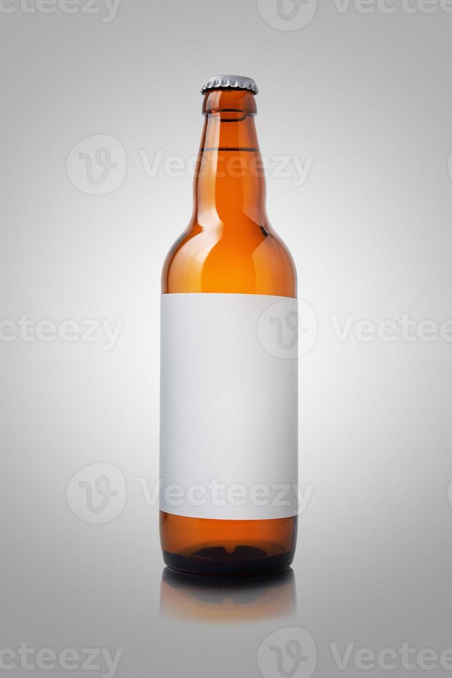 botella de cerveza aislada foto