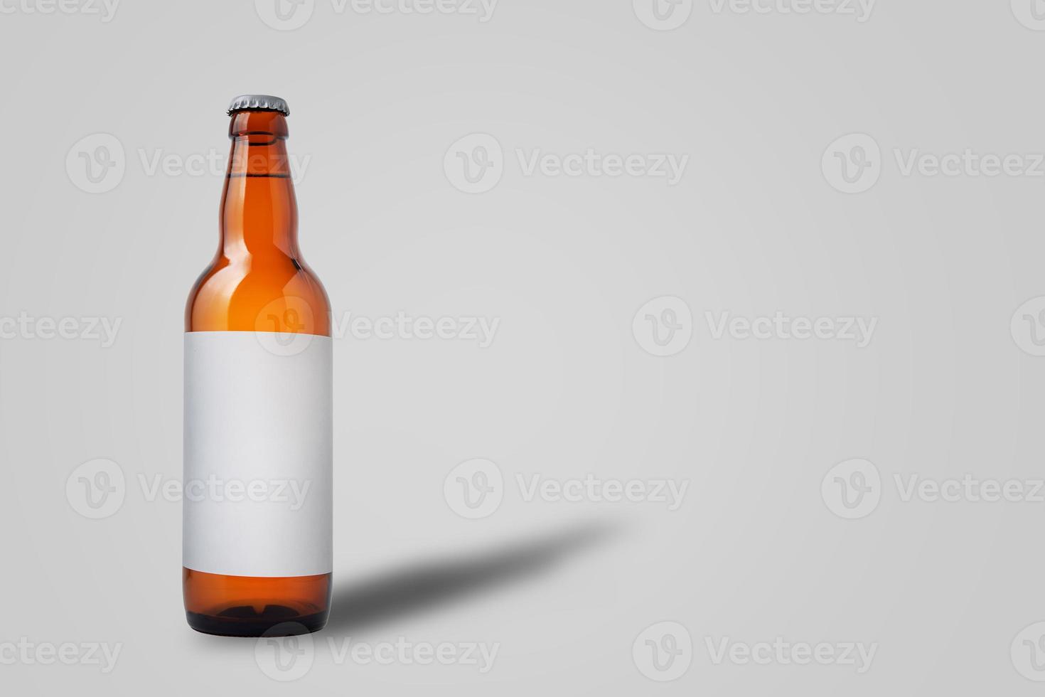 botella de cerveza aislada foto