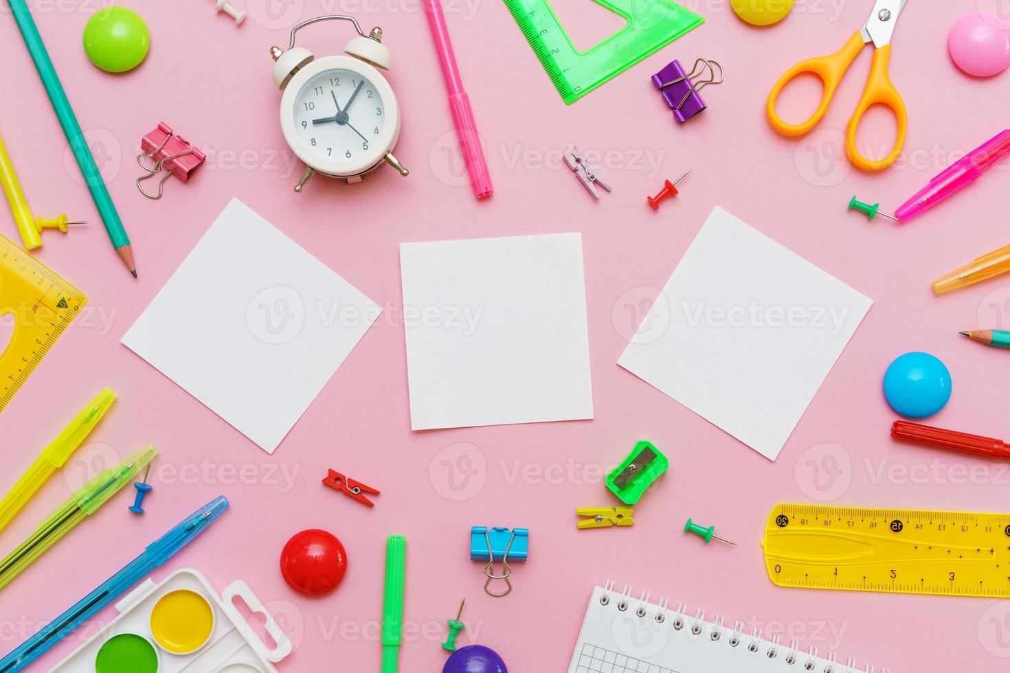 papelería artículos de escritura coloridos bolígrafos lápices blockton en primavera, de colores foto