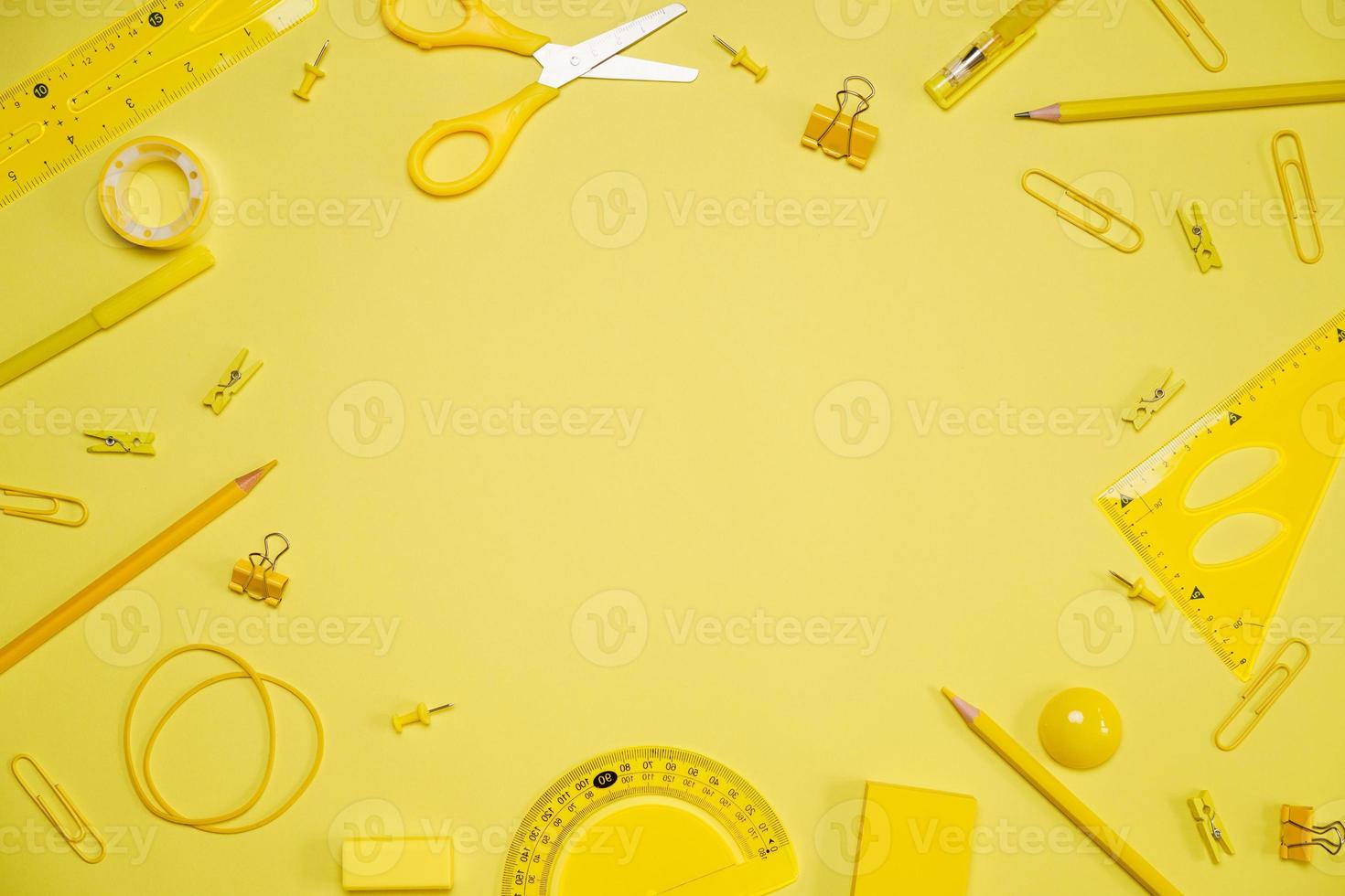 material escolar, material de oficina con fondo amarillo, los artículos también son amarillos foto