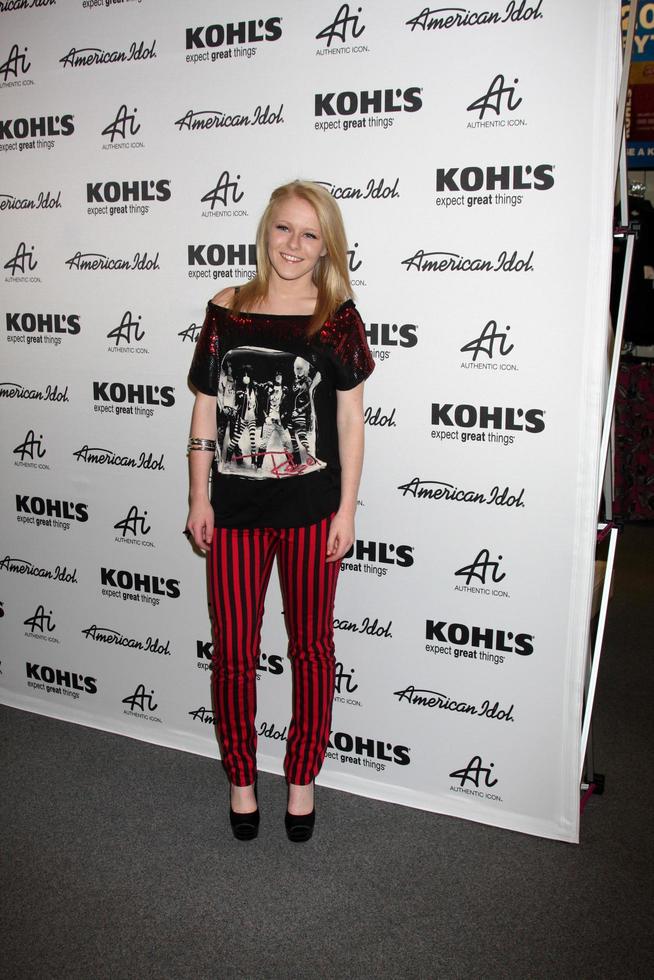 los angeles - 16 de mayo - hollie cavanagh llega a la colección de íconos auténticos de american idol para el evento de fanáticos de kohl s en kohl s el 16 de mayo de 2012 en alhambra, ca foto