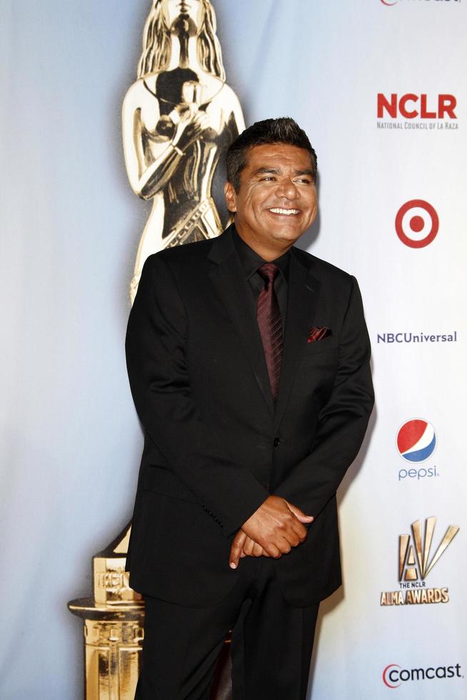 los angeles - 10 de septiembre - george lopez llegando a los premios nclr alma 2011 celebrados en el auditorio cívico de santa monica el 10 de septiembre de 2011 en santa monica, ca foto