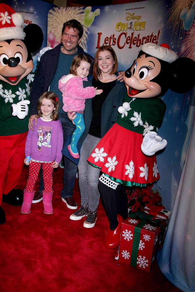 los angeles - 11 de diciembre - alyson hannigan, alexis denisof, satyana denisof, keeva denisof en la recepción de alfombra roja de disney on ice en el centro básico el 11 de diciembre de 2014 en los angeles, ca foto