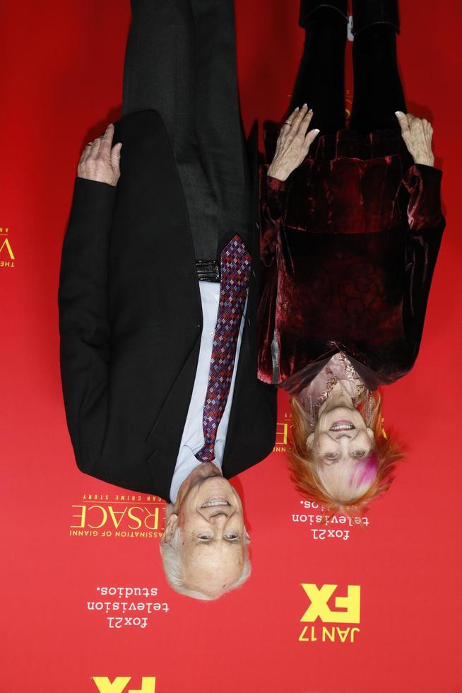 los angeles - 8 de enero - shelley fabares, mike farrell en el asesinato de gianni versace - estreno de la historia del crimen americano en el teatro arclight el 8 de enero de 2018 en los angeles, ca foto