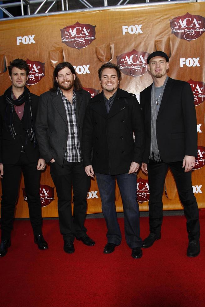 los angeles - 5 de diciembre - chris thompson, james young, mike eli y jon jones de eli young band llegan a los american country awards 2011 en mgm grand garden arena el 5 de diciembre de 2011 en las vegas, nv foto