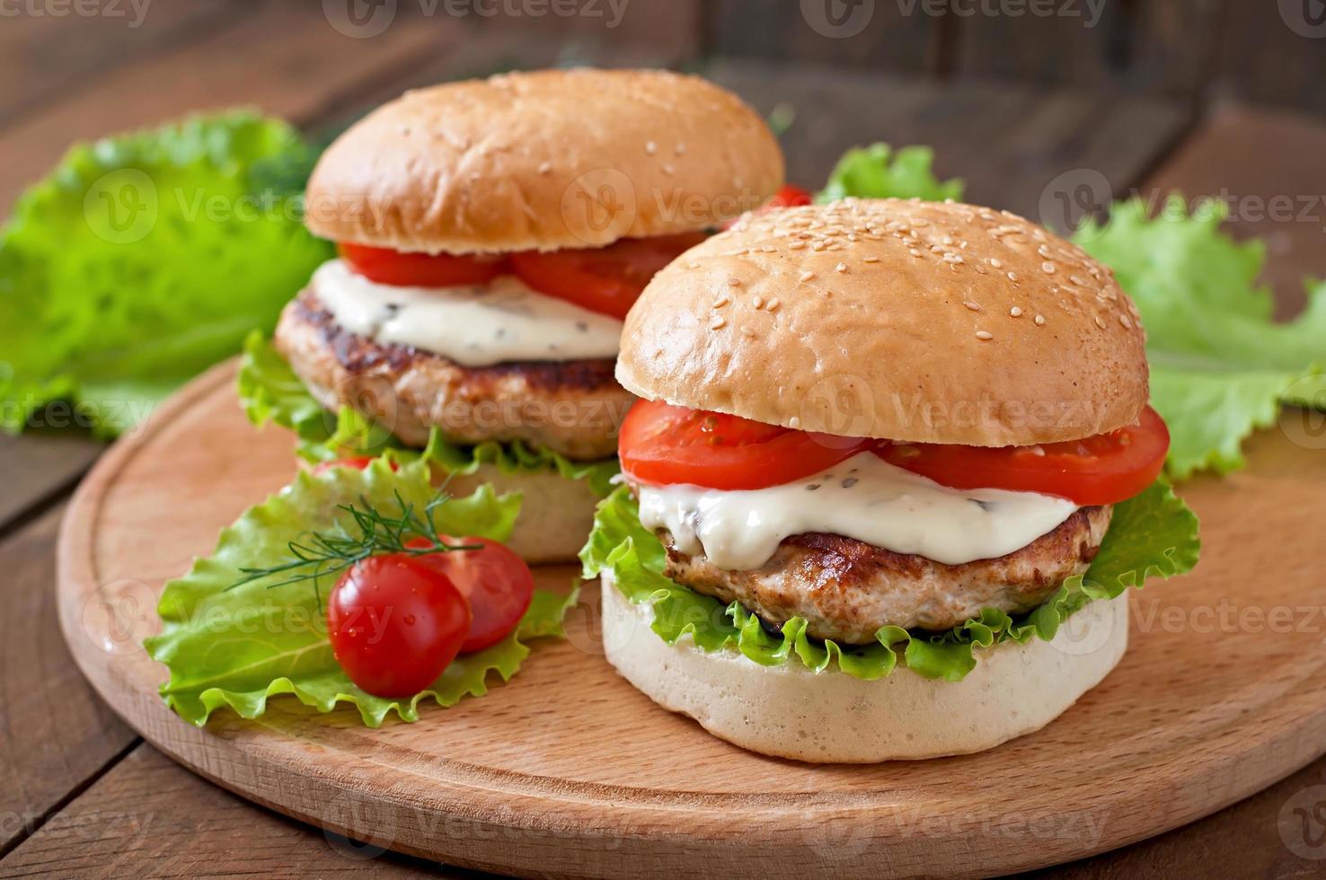 apetitosa hamburguesa con hamburguesa de pollo y salsa tártara foto