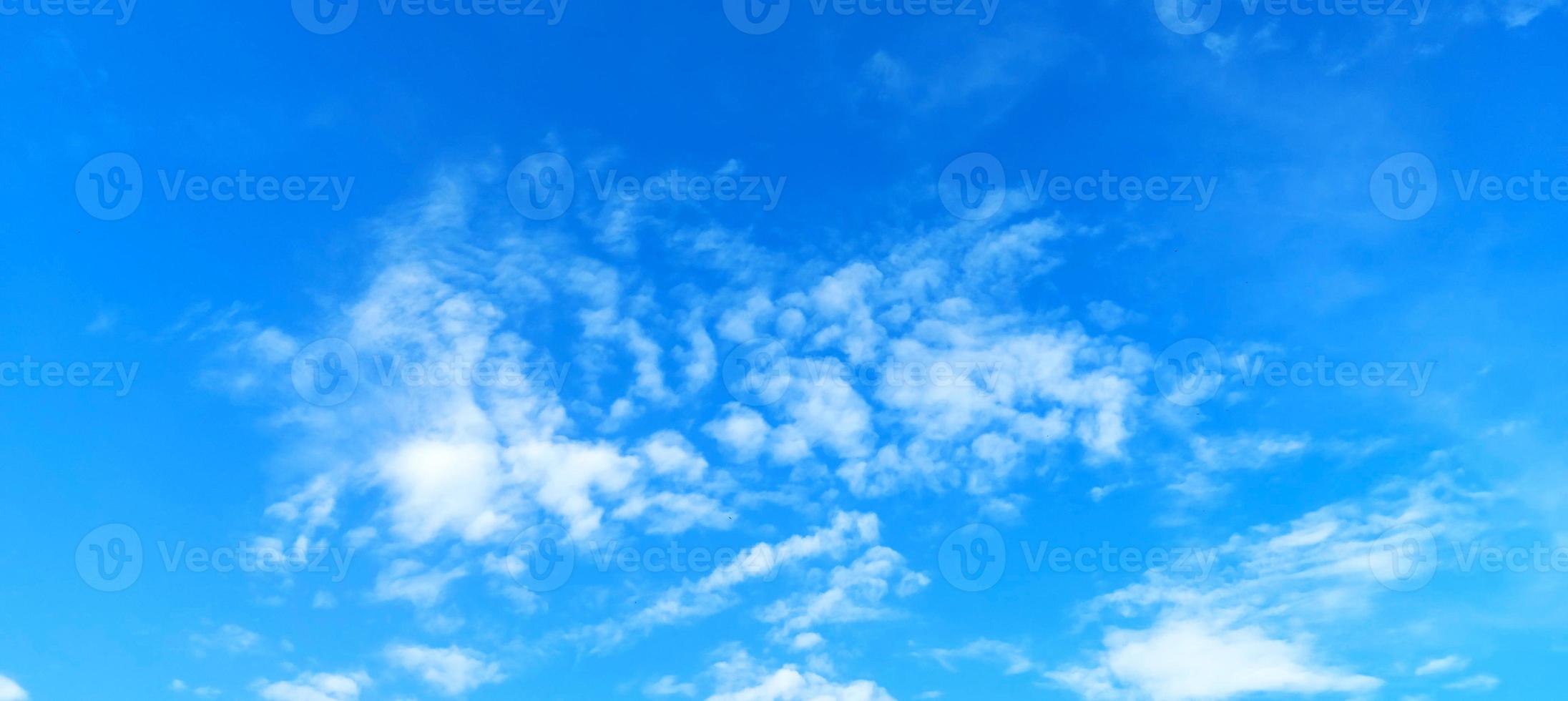 Clear sky, slightly cloudy, clear weather, suitable for activities, background, props. photo
