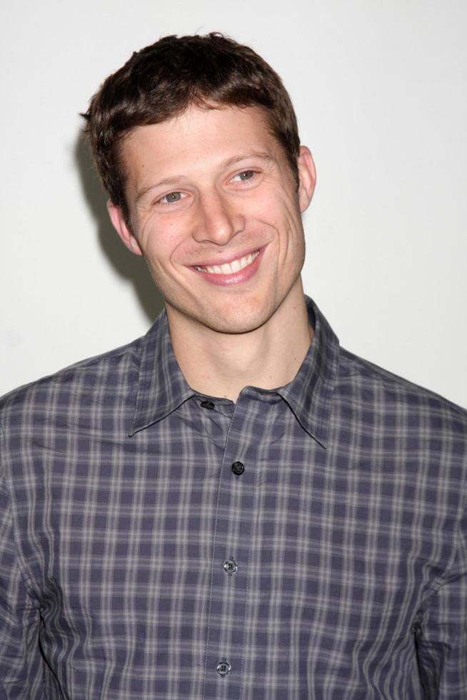 los angeles - 10 de enero - zach gilford llega a la fiesta de la gira de prensa de disney abc television group s tca invierno 2011 en el hotel langham huntington el 10 de enero de 2011 en pasadena, ca foto