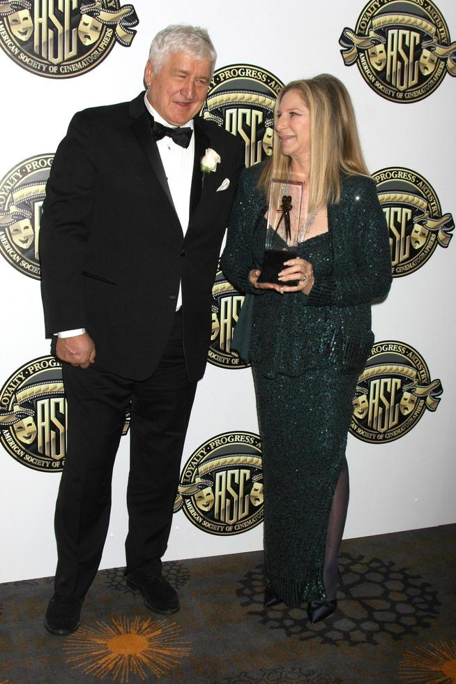 los angeles - 15 de febrero - andrzej bartkowiak, barbra streisand en los premios de la sociedad estadounidense de directores de fotografía de 2015 en un hotel century plaza el 15 de febrero de 2015 en la ciudad del siglo, ca foto